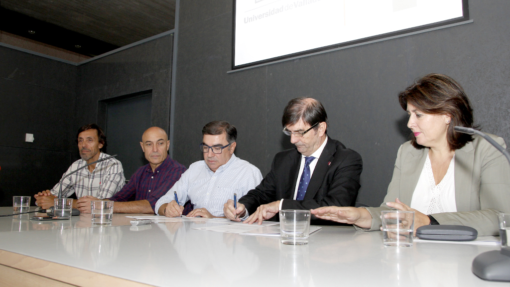 De izquierda a derecha, Juan Carlos Manrique, Tinín Campillo, Julián Mateo, Agustín García y Marta Laguna, durante la firma del convenio. / NEREA LLORENTE