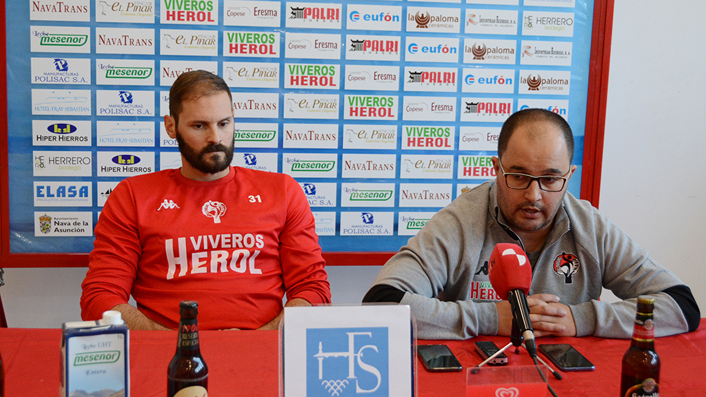 El jugador del Viveros Herol Nava Adrián Rosales y entrenador Daniel Gordo, en la rueda de prensa previa. / A. MARUGÁN