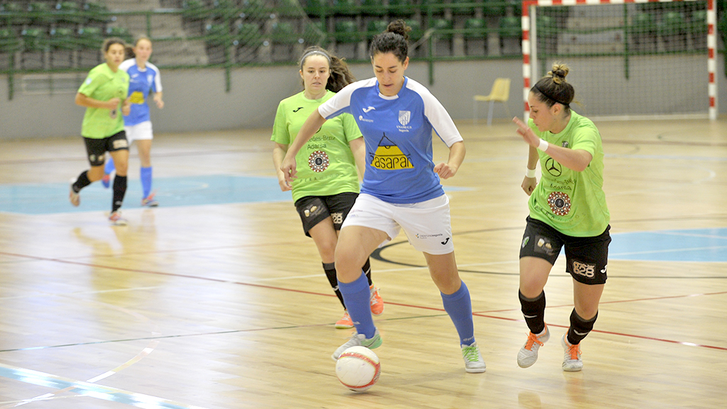 El Unami CP quiere despegar en Almagro 1 La jugadora del Unami CP Cristina de Andrés se va de una rival. / KAMARERO