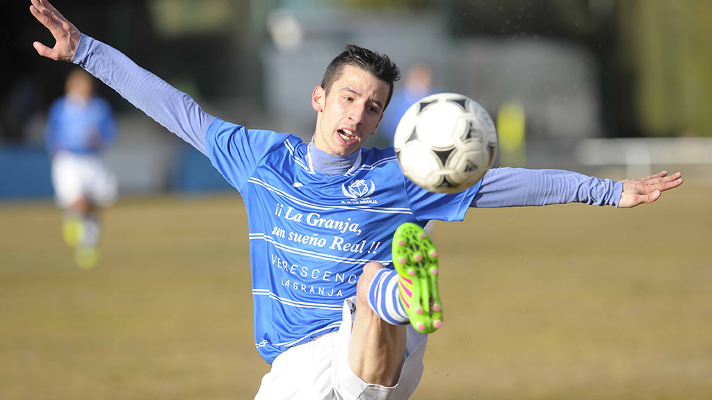 El lateral David Arranz se dispone a cortar un balón, durante un duelo. / KAMARERO