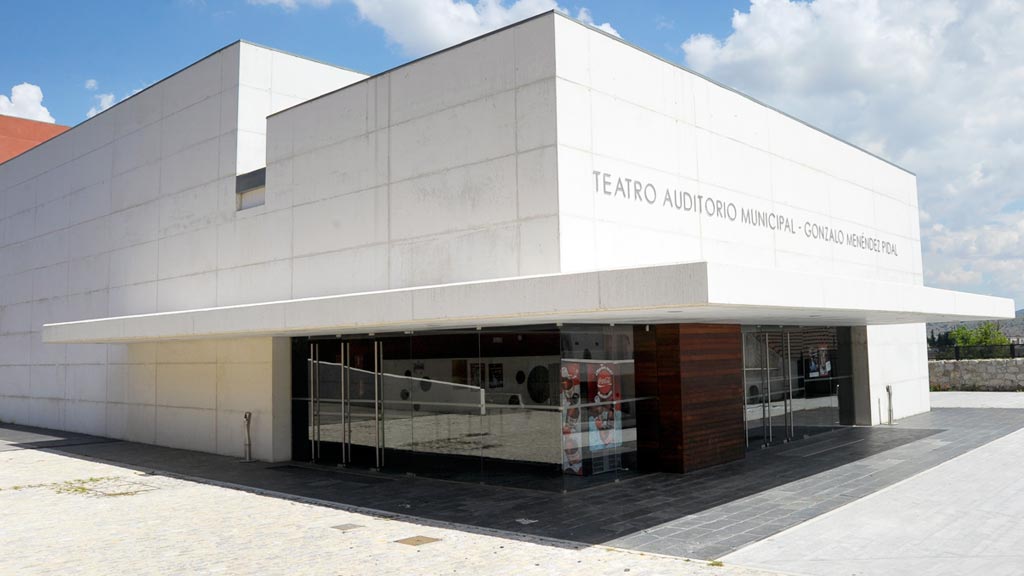 Teatro Gonzalo Menéndez Pidal situado en la localidad de El Espinar. / KAMARERO