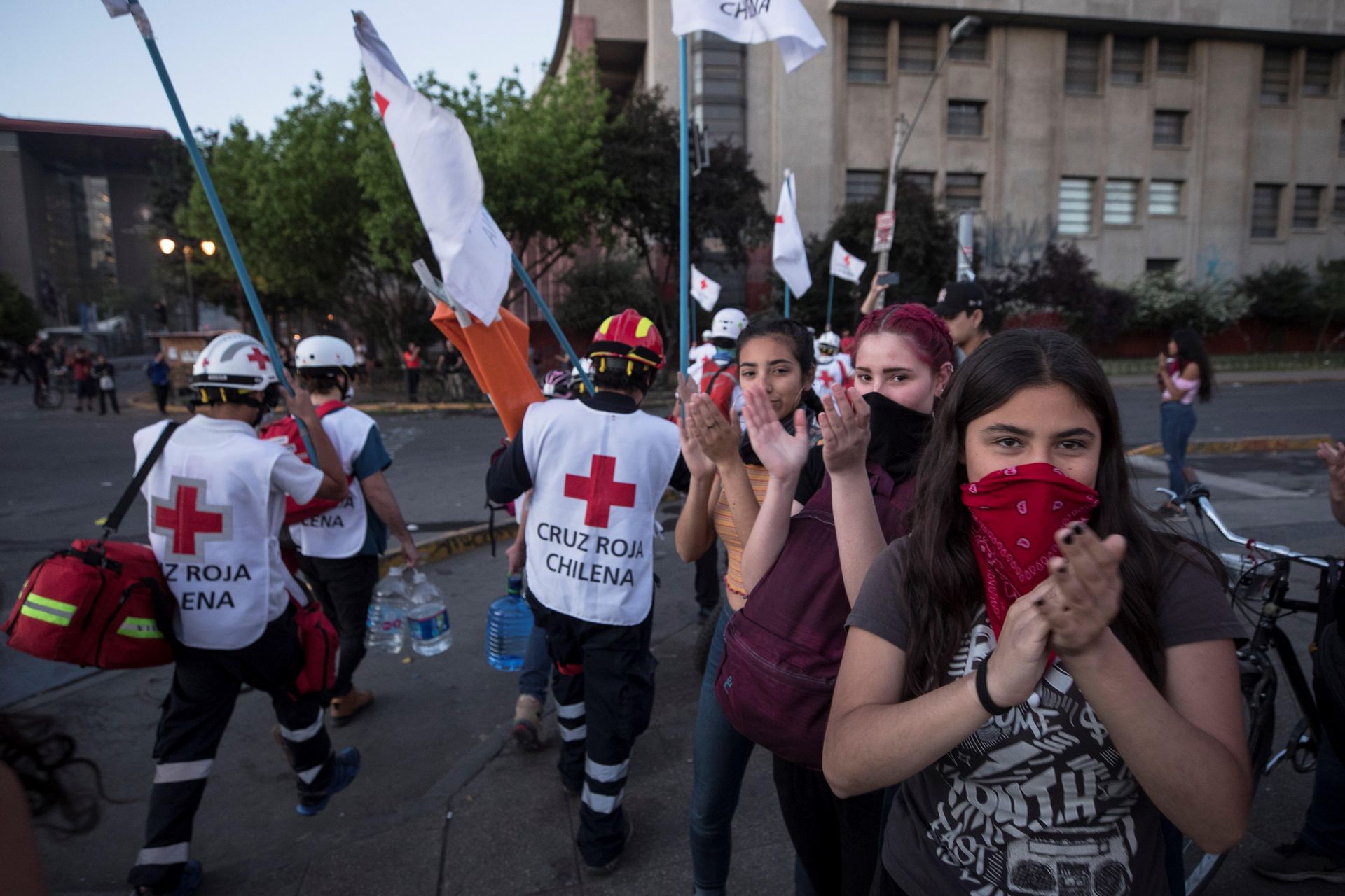 Un grupo de voluntarios de la Cruz Roja realiza labores médicas en algunas de las zonas de las protestas. / EFE