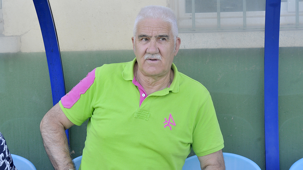 Pablo Alejandro Simal, en el banquillo del campo de El Hospital. / KAMARERO