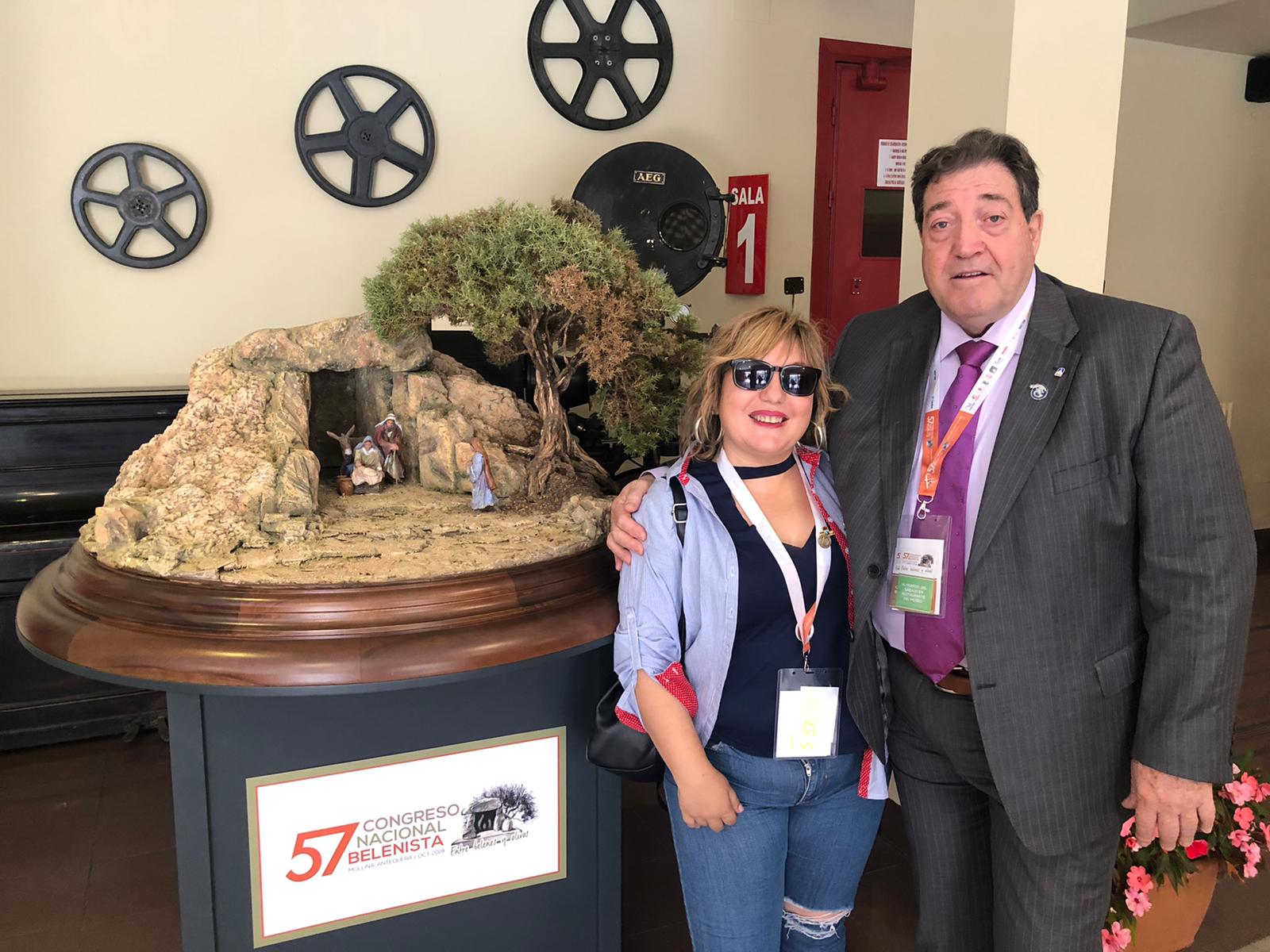 La presidenta de la Asociación cuellarana con el presidente de la Federación Española de Belenes, Carles Tarrago. / C.N.