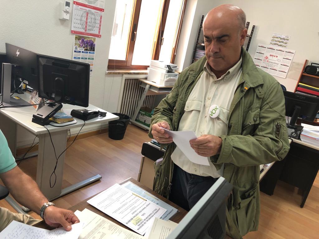 El representante de Vox, presentando el recurso electoral. / E. A.
