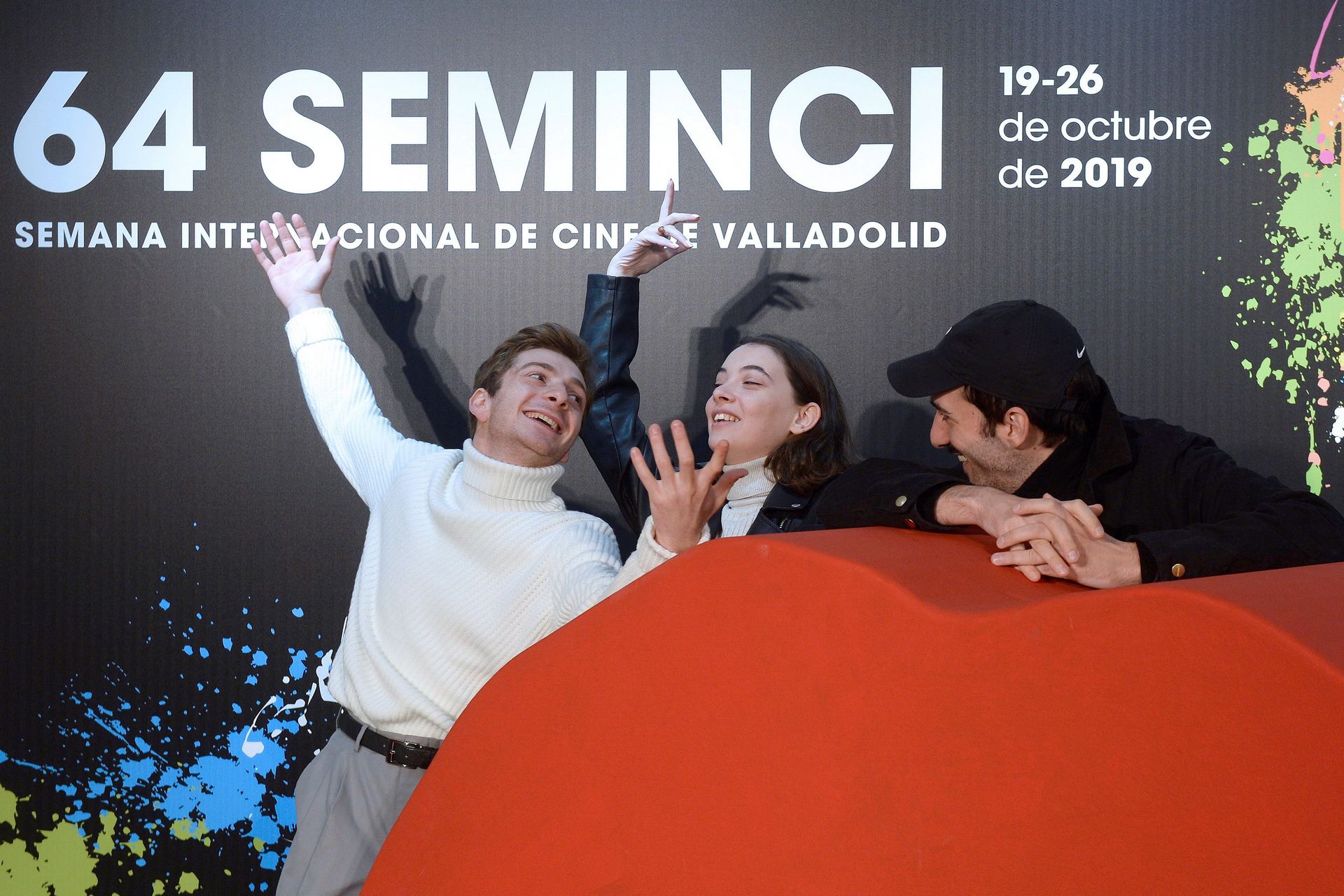 Levan Akin (d), director de la película ‘And then we dance’ posa junto los actores Ana Javakishvili y Levan Gelbakhiani. / EFE