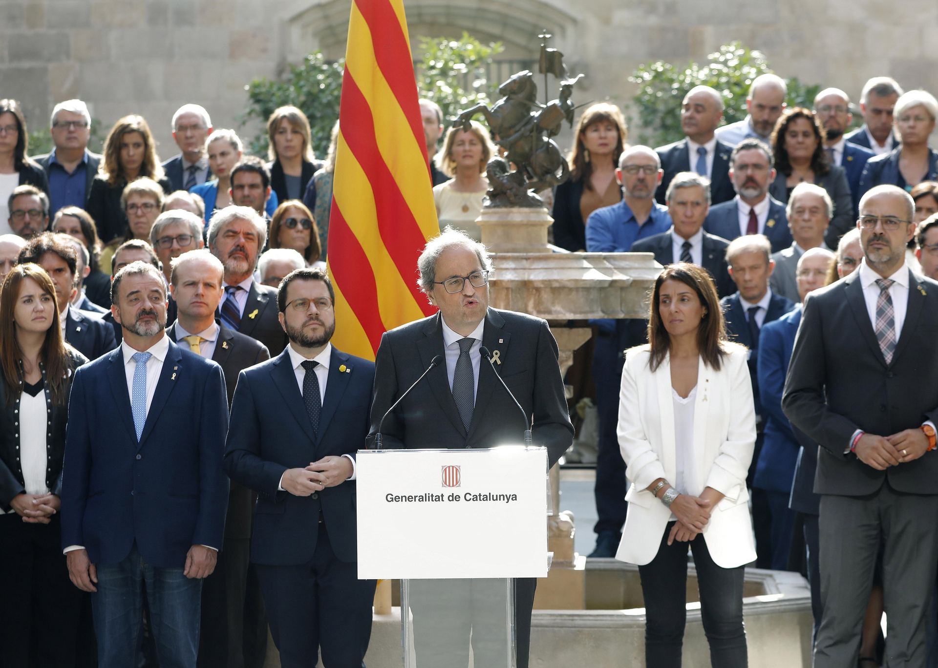 Torra (c) custodiado por el Govern en la lectura del manifiesto soberanista. / EFE