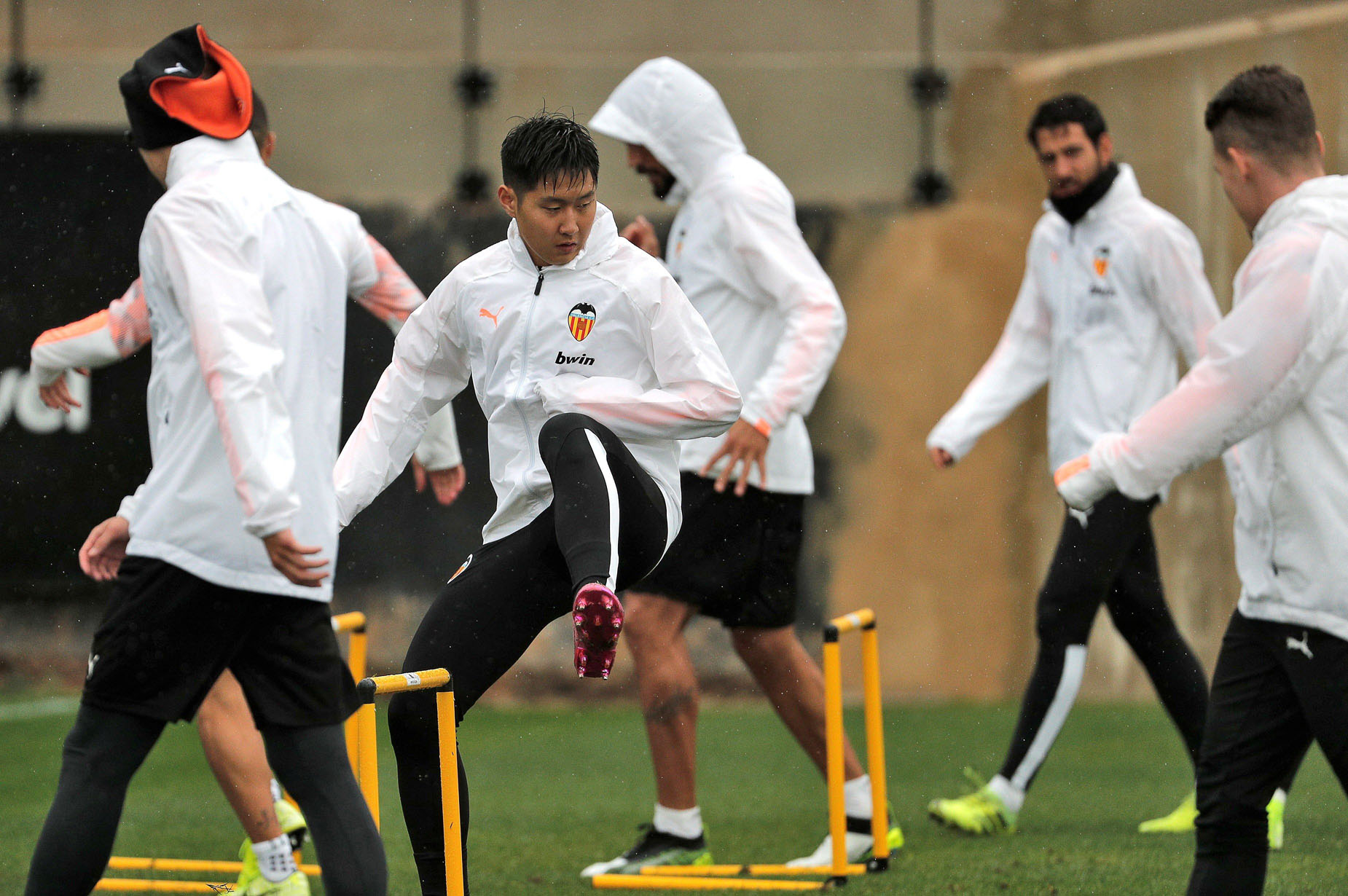 Kang In Lee, en el entrenamiento de ayer del Valencia. / EFE