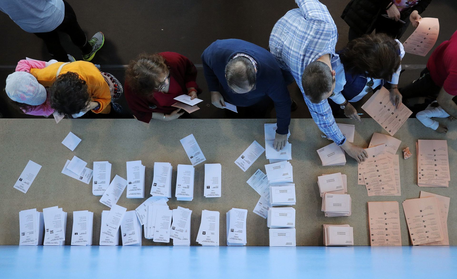 Los ciudadanos manifiestan su hartazgo ante el bloqueo político, situación que les genera indiferencia o desconfianza. / EFE