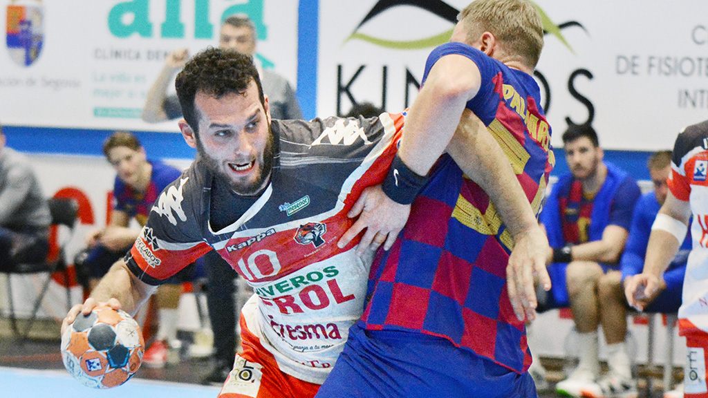 Darío Ajo trata de superar la defensa del FC Barcelona en un momento del partido. / AMADOR MARUGÁN