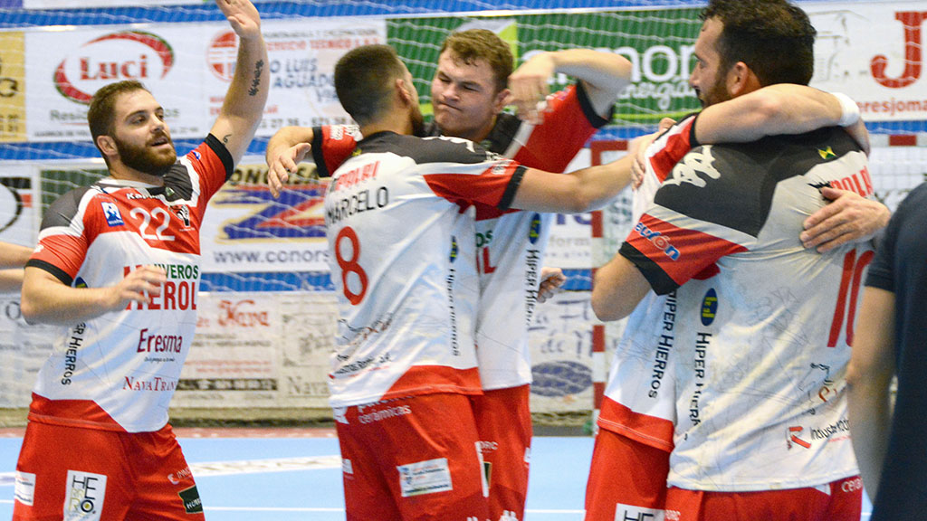 Los jugadores del conjunto segoviano se abrazan a la conclusión del partido. / AMADOR MARUGÁN