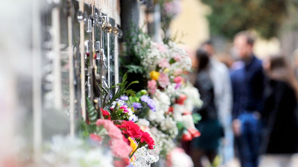Día de Todos los Santos en el cementerio municipal. / KAMARERO