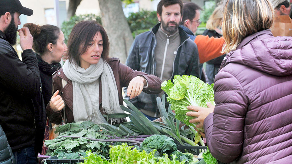 La oferta del mercado de agricultura ecológica de la plaza del Doctor Laguna incluye dos puestos de hortalizas que en el primer día han tenido muy buena acogida. / Kamarero