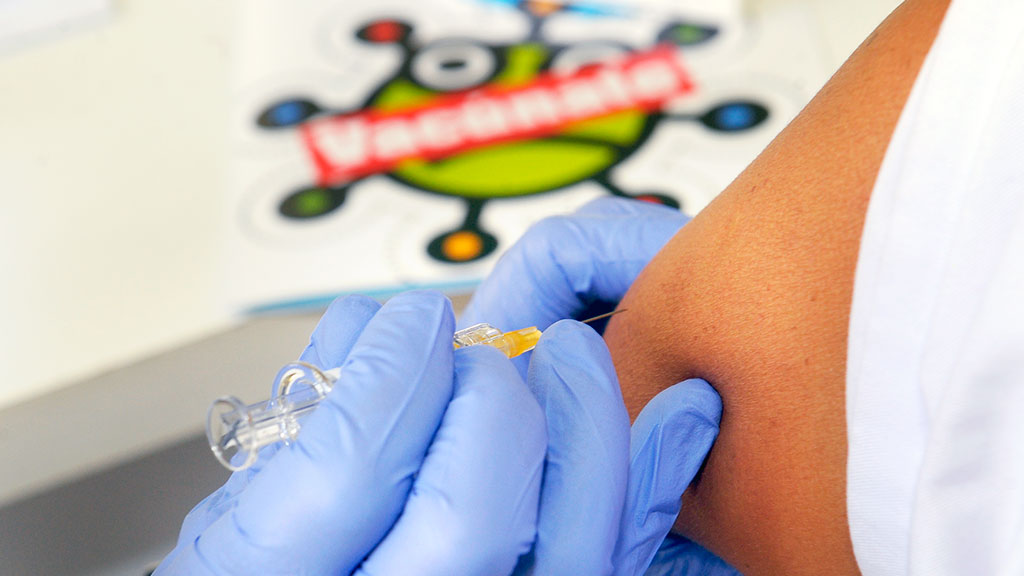 La vacunación frente a la gripe es gratuita, voluntaria y universal para los grupos de riesgo. / KAMARERO