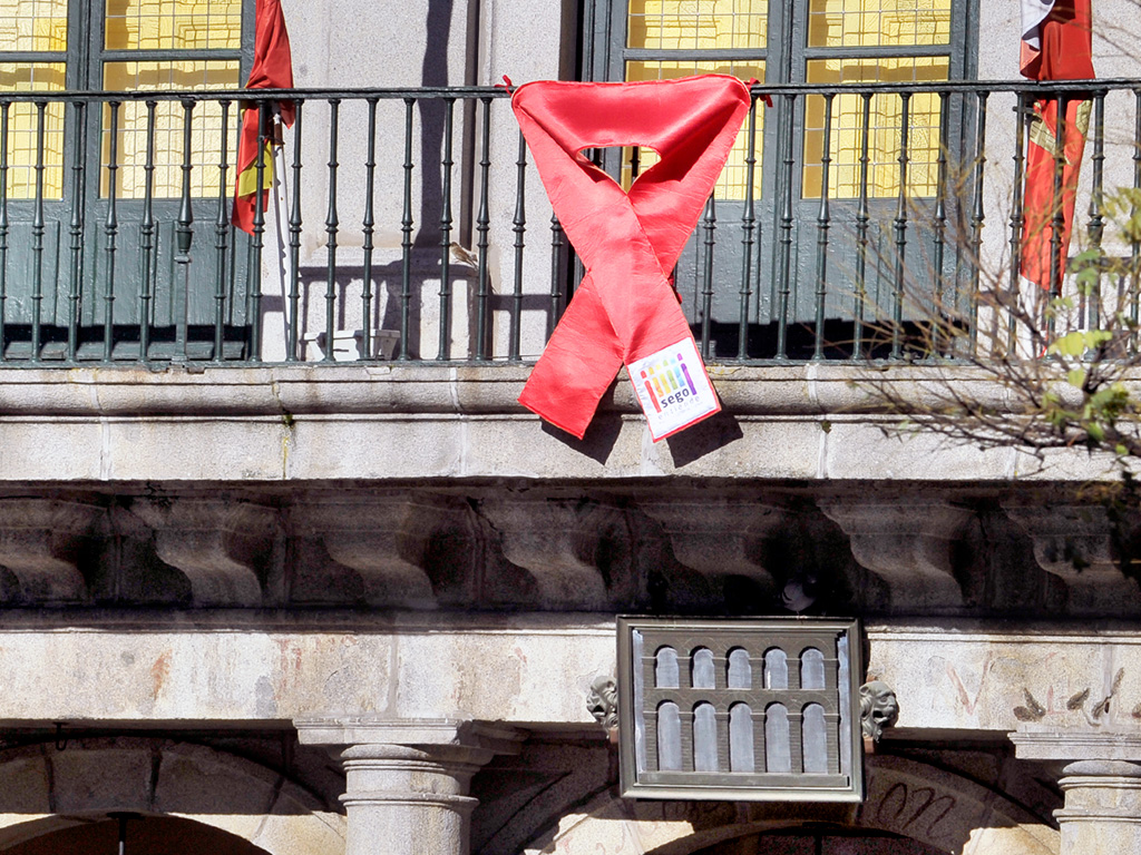 Lazo rojo colocado por la Asociación Segoentiende en el balcón del Ayuntamiento de Segovia con motivo del Día Mundial de la Lucha contra el Sida /EL ADELANTADO