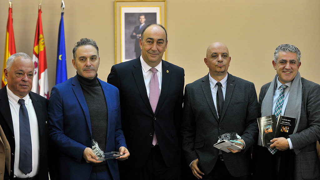 De izquierda a derecha: Gonzalo Santonja, Ángel Fernández, Miguel Ángel de Vicente, Juan Antonio González y el vicepresidente y diputado de Cultura, José Marìa Bravo. / kamarero