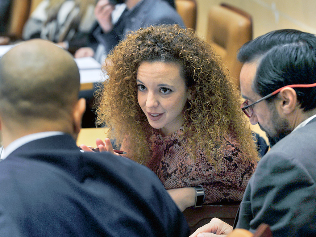 La portavoz naranja, Noemí Otero, charla con sus compañeros de grupo durante la sesión. / Kamarero