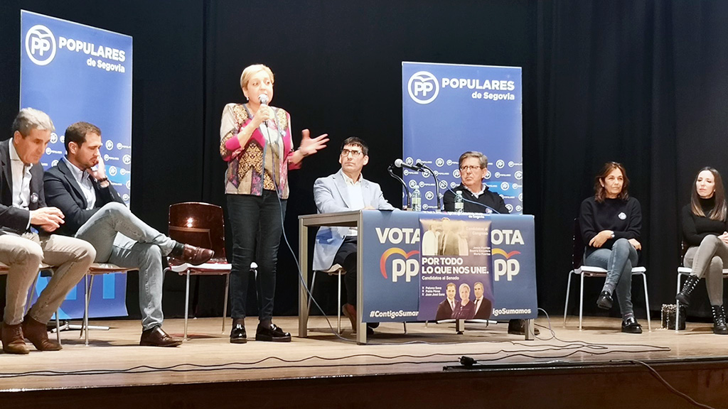 Paloma Sanz, en un momento de su intervención en la reunión en Cantalejo. / el adelantado