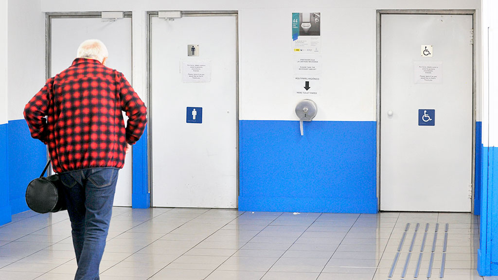 Accesos a los aseos de la Estación de Autobuses de Segovia. / Kamarero