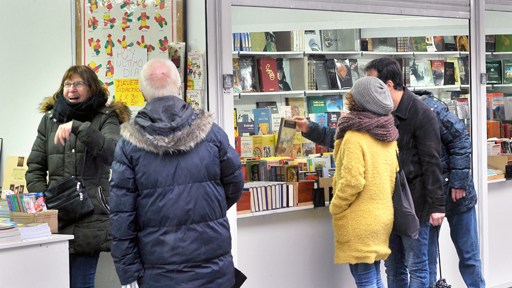 El buen ambiente que se respira en esta feria hace que sean muchas las personas que disfrutan con los libros y las historias que les cuentan sobre ellos. / kamarero