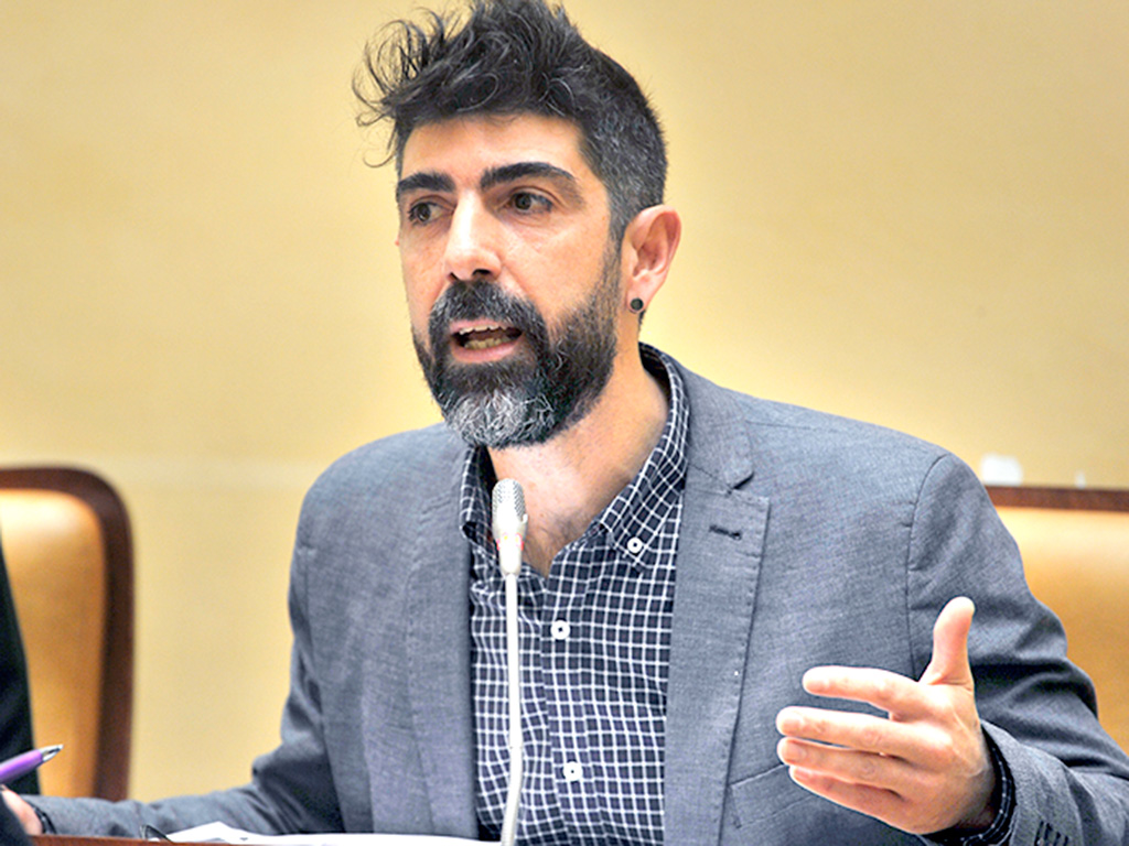 El concejal de Podemos-Equo, Guillermo San Juan, defiende la moción. / Kamarero