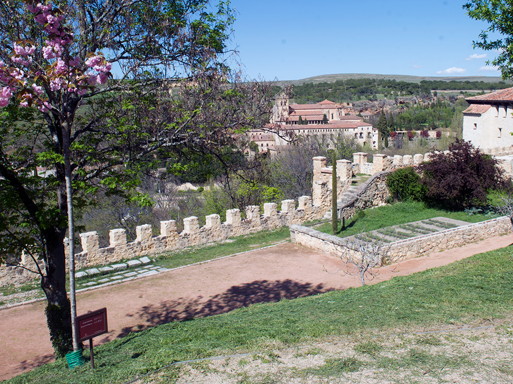 Imagen del Jardín de los Poetas, junto a la muralla medieval de la ciudad. / Kamarero