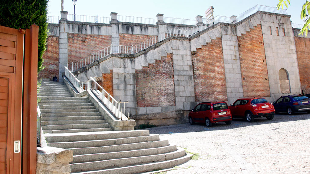 Todavía no se aprecia ninguna actividad de obra en la zona donde se instalará el ascensor público. / Nerea Llorente