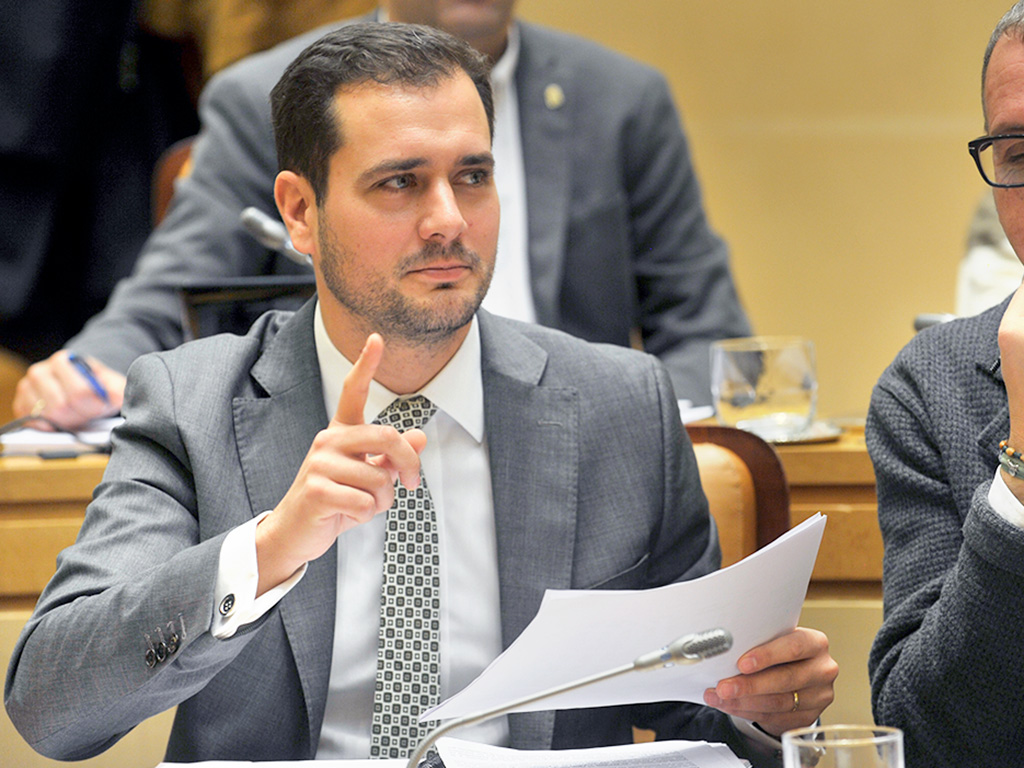 El líder de los populares, Pablo Pérez, interviene en el pleno de este viernes. / Kamarero