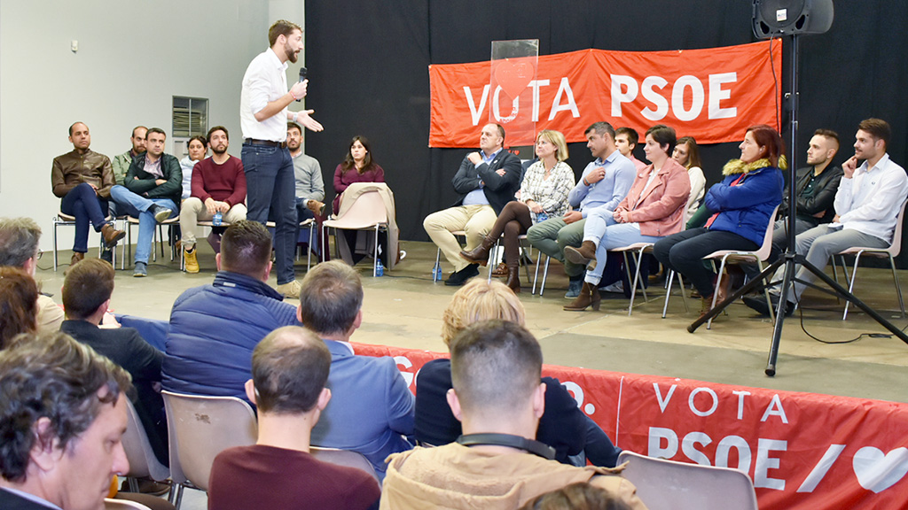 Omar Anguita, durante el acto electoral del PSOE celebrado ayer por la tarde en La Cárcel_Centro de Creación. / E. A.