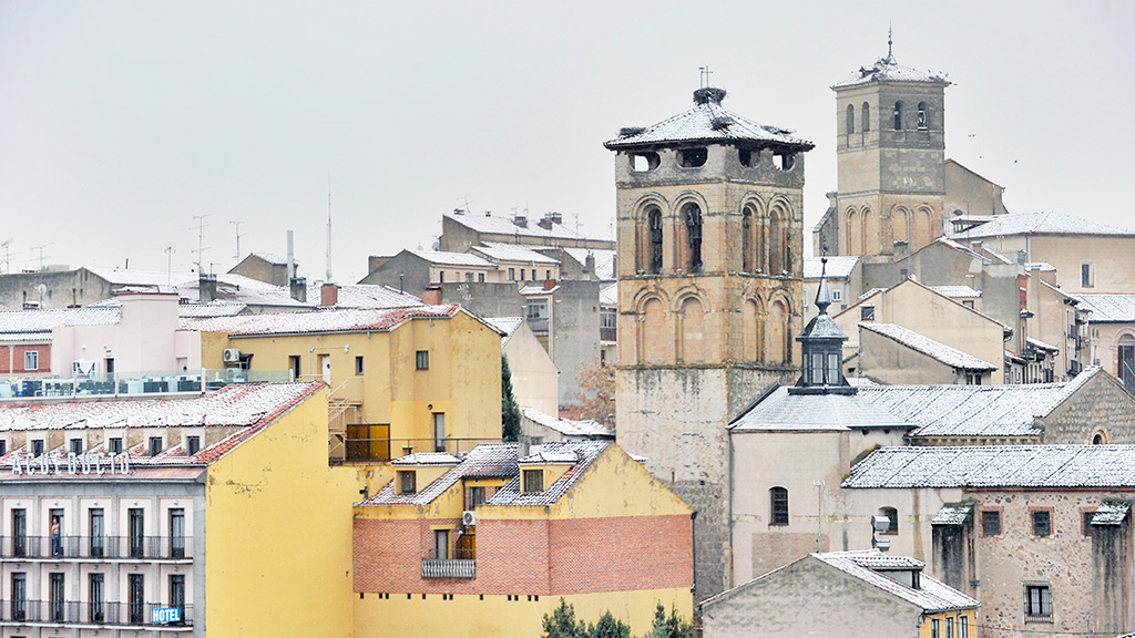 Restos de nieve en los tejados de la ciudad, después de la caída de los primeros copos de la campaña. / Kamarero