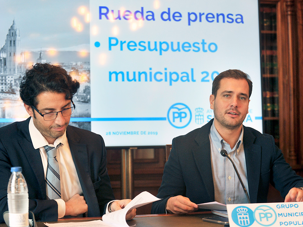 Pablo Pérez interviene en rueda de prensa, junto al número 2 del grupo, Marco Sandulli. / Kamarero