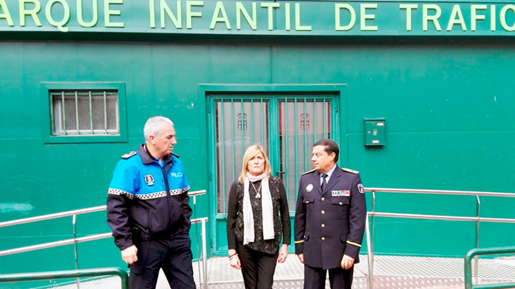 La concejala Raquel de Frutos, con el intendente jefe de la Policía Local, Julio Rodríguez y el inspector Vicente Sanz. / El Adelantado