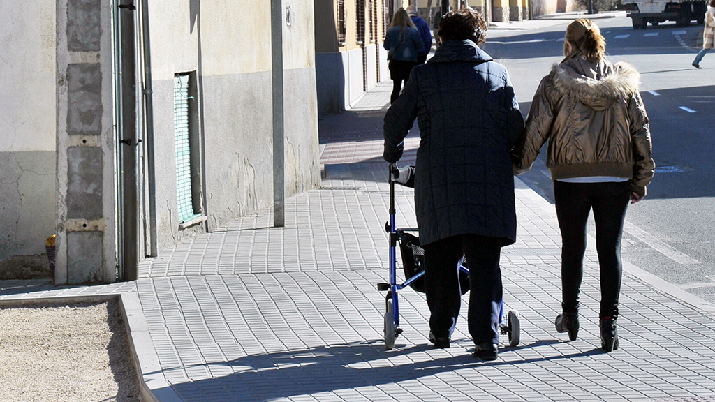Dos mujeres de distintas edades caminan juntas por una calle de Segovia. /KAMARERO