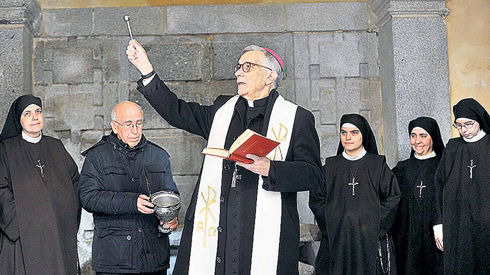 El obispo César Franco bendijo el edificio en presencia de la comunidad de Carmelitas Samaritanas que residirán en él. / Kamarero