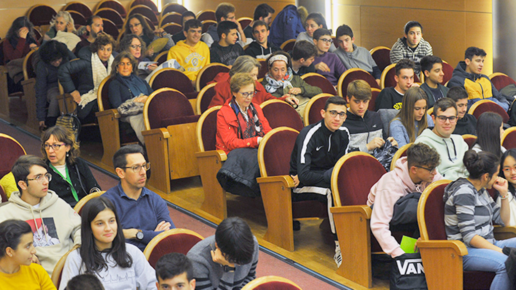 Público joven, ayer por la mañana en la Sala Fundación Caja Segovia. / Kamarero