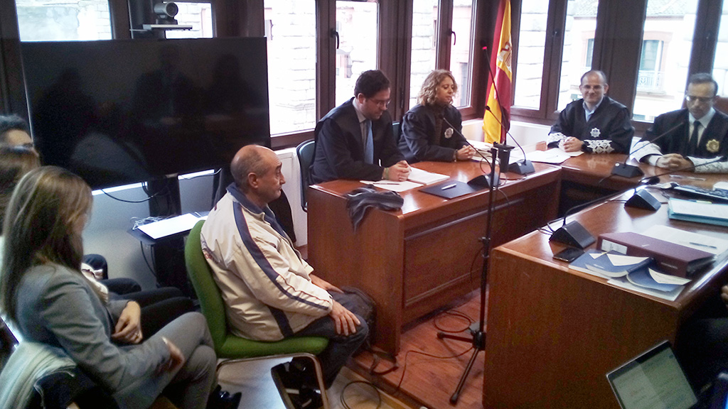 Un momento de la declaración del acusado ante el Tribunal que juzga las manifestaciones en redes sociales. / kamarero