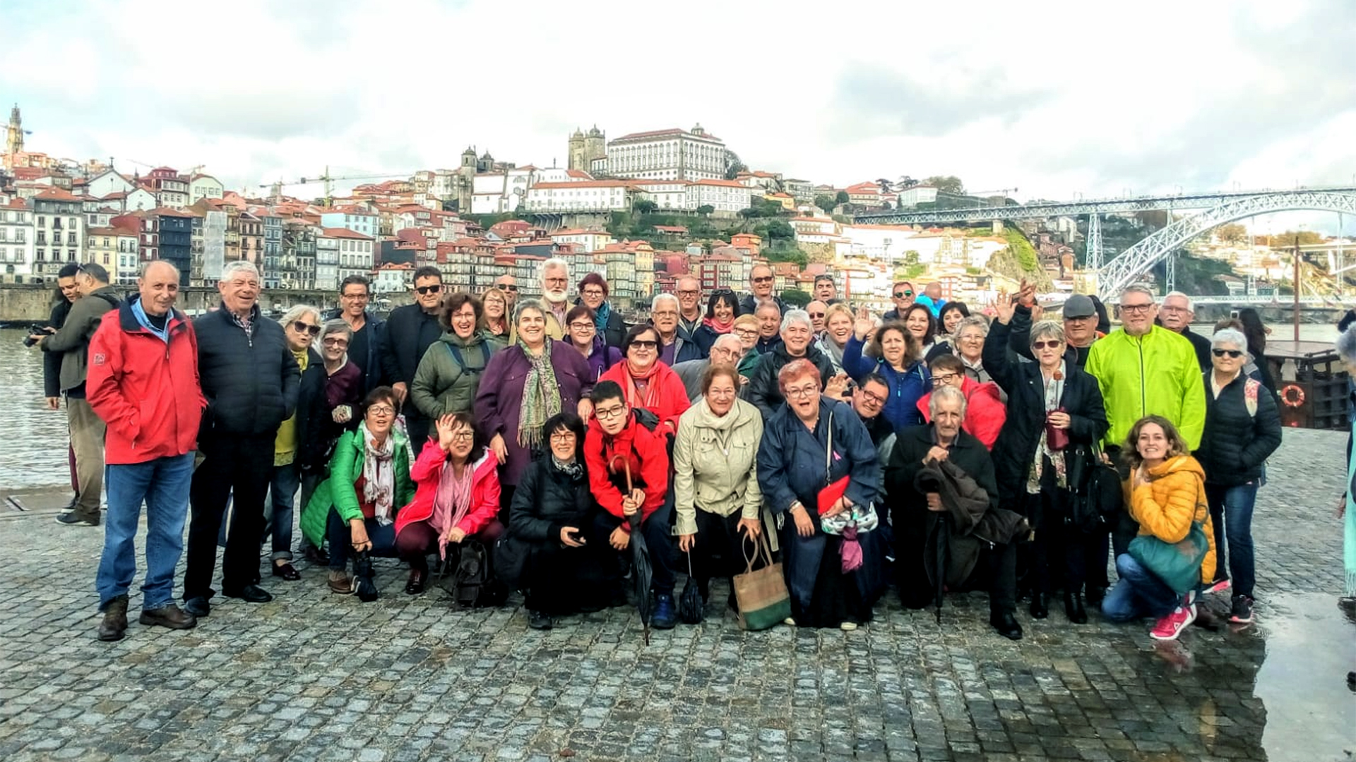 Algunos de los socios de la asociación juvenil navera en una excursión a Oporto el pasado mes de octubre. / El Adelantado