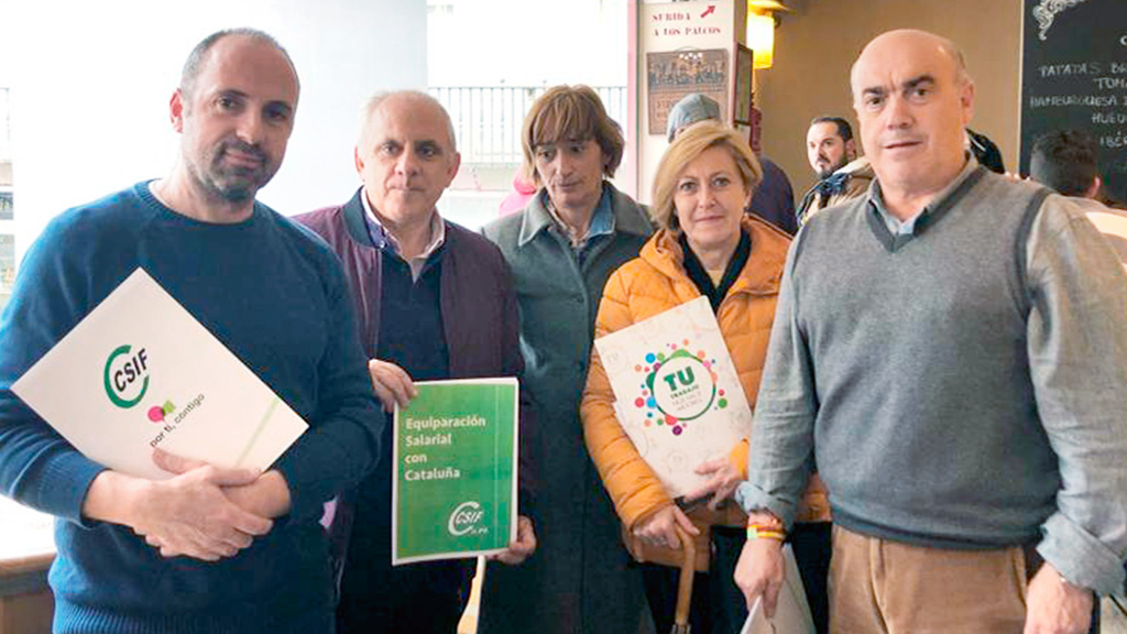 Los funcionarios, con el responsable de comunicación de Vox. / E. a.