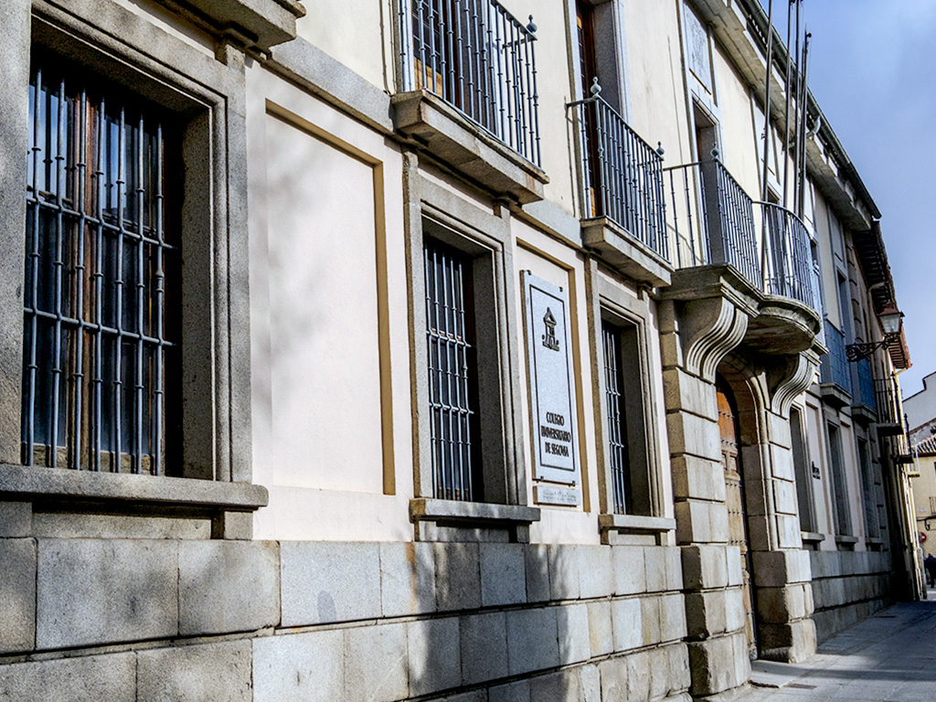 Fachada principal del palacio de los Condes de Mansilla, en el número 3 de la calle de la Trinidad. / Kamarero