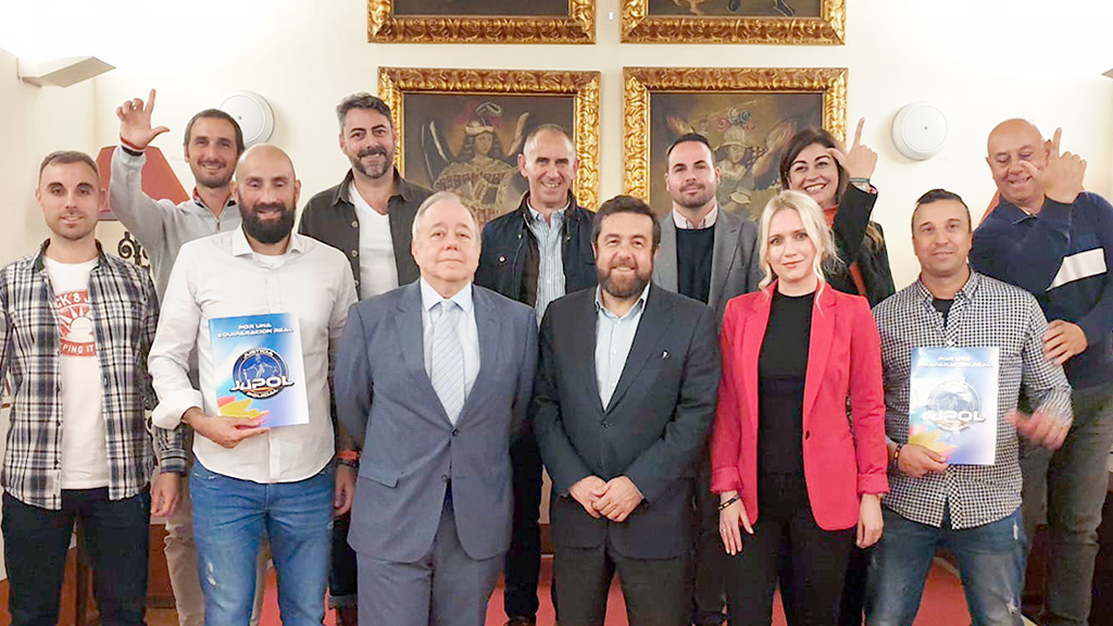 Los candidatos de Ciudadanos, con los representantes de las asociaciones de guardias y policías. / el adelantado