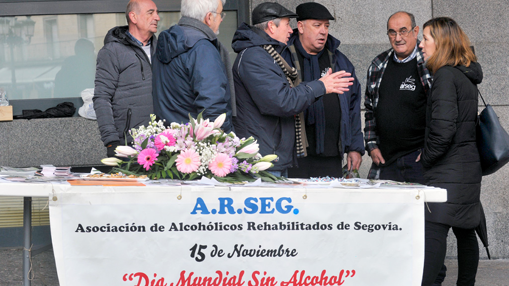 La concejala de Servicios Sociales, Ana Peñalosa, charla con los responsables de la Asociación. / Kamarero