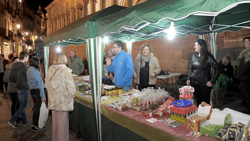 Puesto de venta de productos de comercio justo de Proclade. / Kamarero
