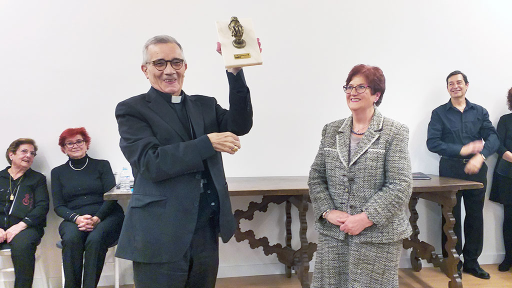 Monseñor Franco muestra en un simpaático gesto el premio que entregó después a la feligresa de la parroquia. / M.G.