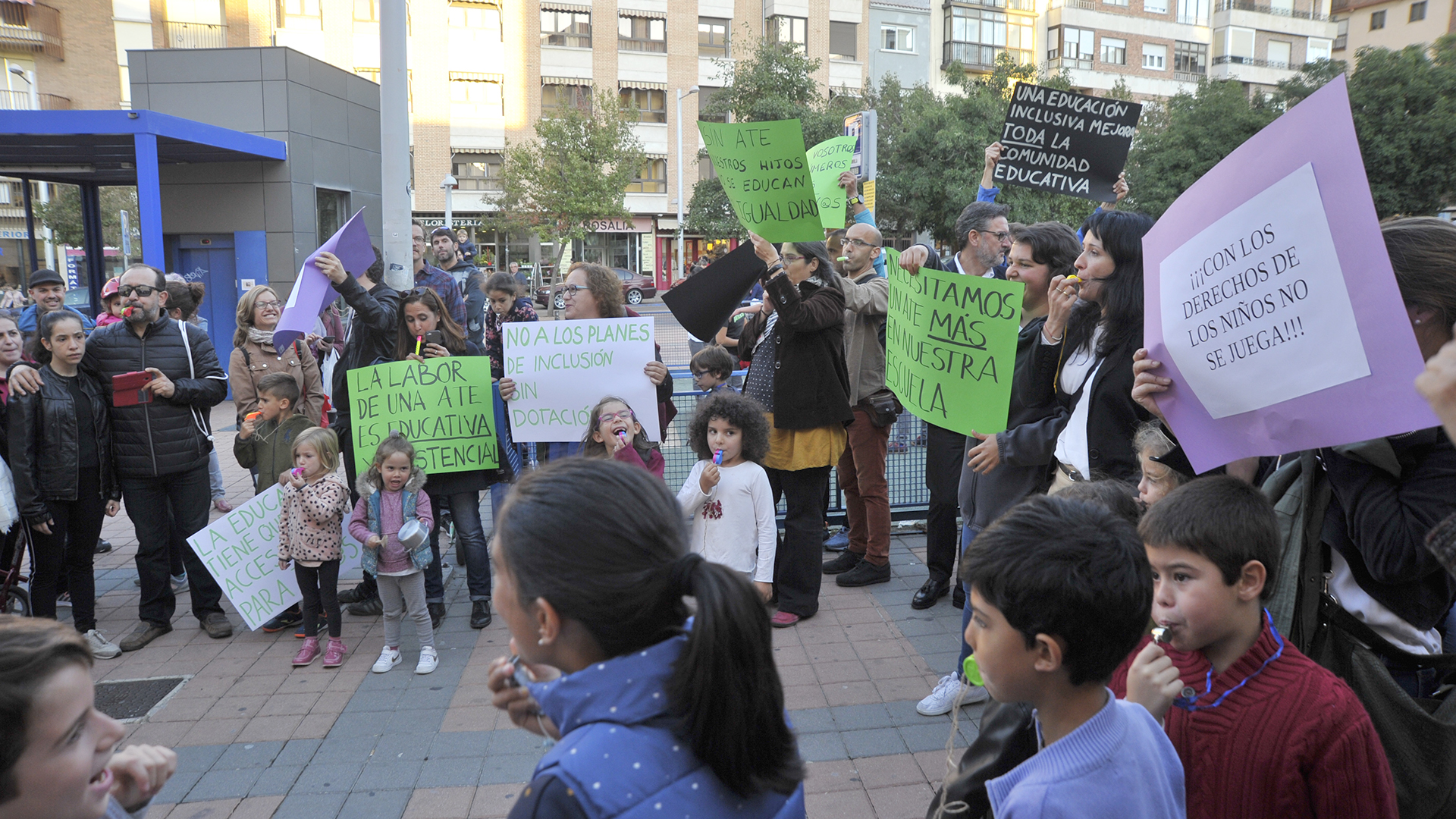 Acto de protesta de Fedampa por la reducción de un puesto de Ayudante Técnico Educativo en la Aneja. /KAMARERO