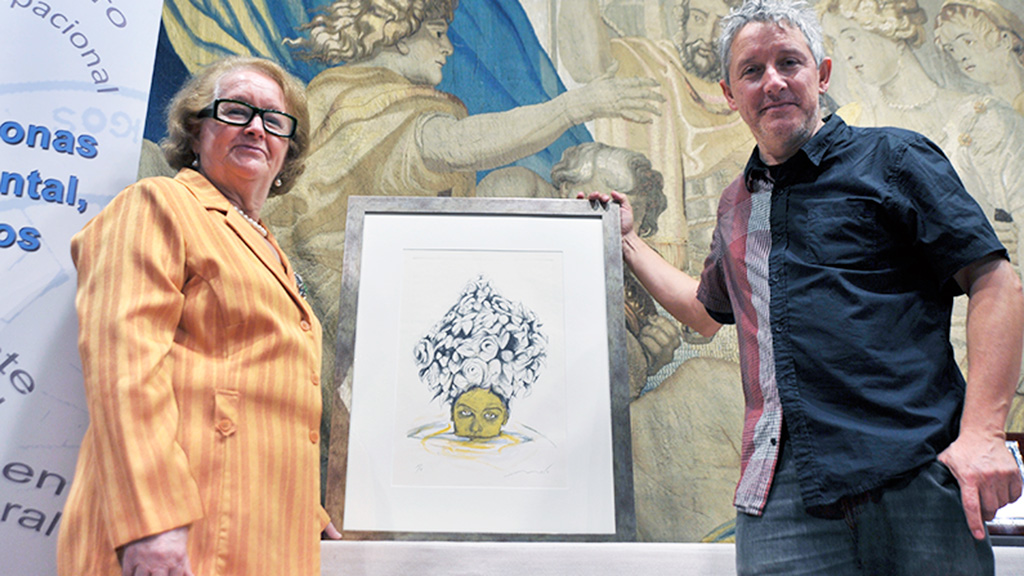 Luis Moro ha donado dos grabados a la asociación Amanecer. / KAMARERO