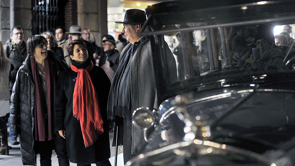La alcaldesa y la concejala de Cultura recibieron al poeta Antonio Machado, que llegó en un coche de su época. / Kamarero