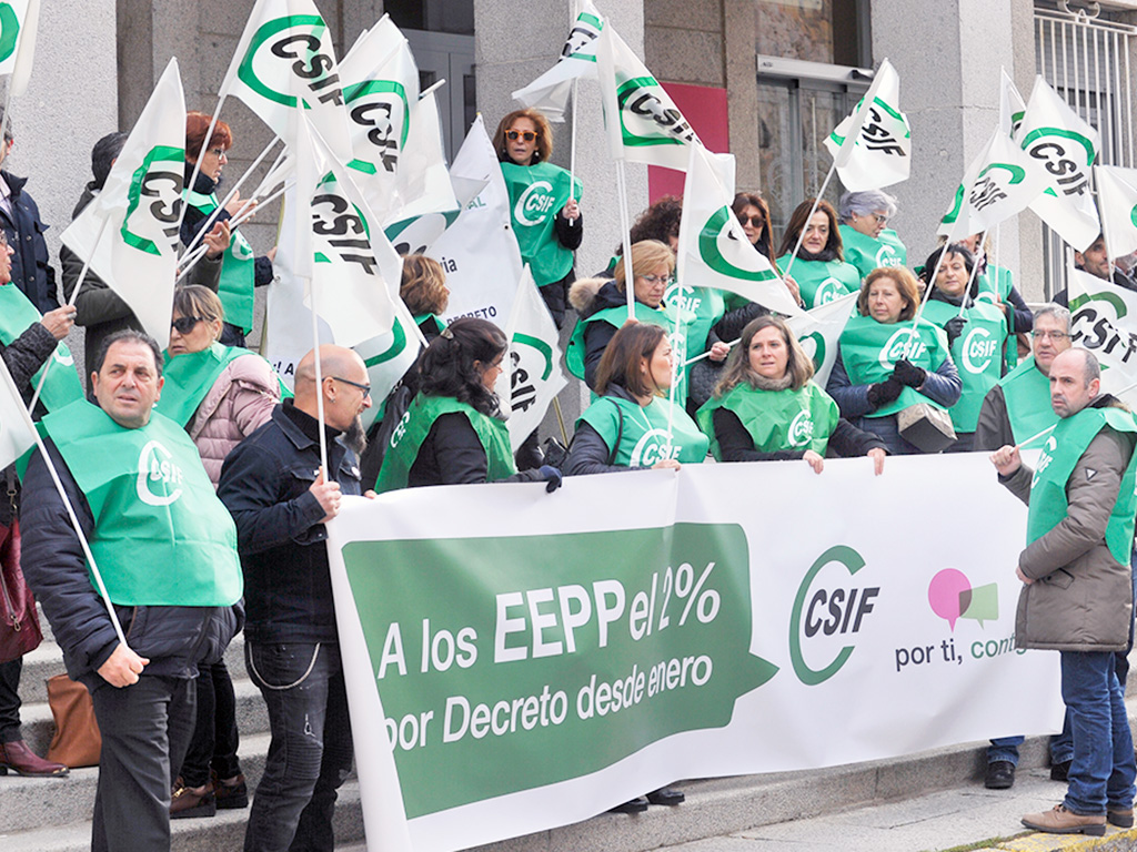 Miembros del CSIF protestan a las puertas de la Subdelegación del Gobierno./ Kamarero