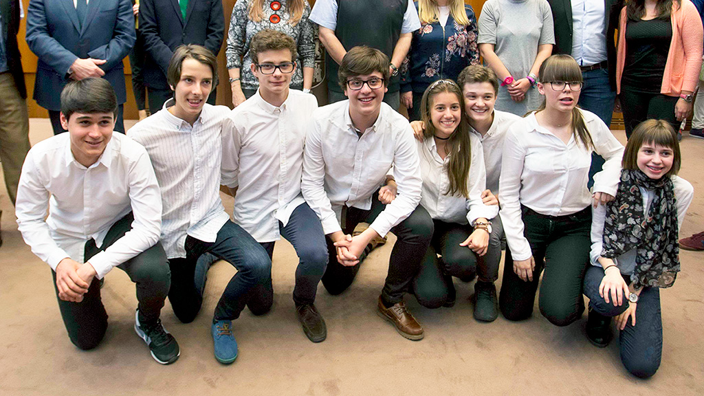 Grupo de alumnos del Colegio Claret que ganó la Liga Debate en mayo de 2017 en la categoría de ESO. / EL ADELANTADO