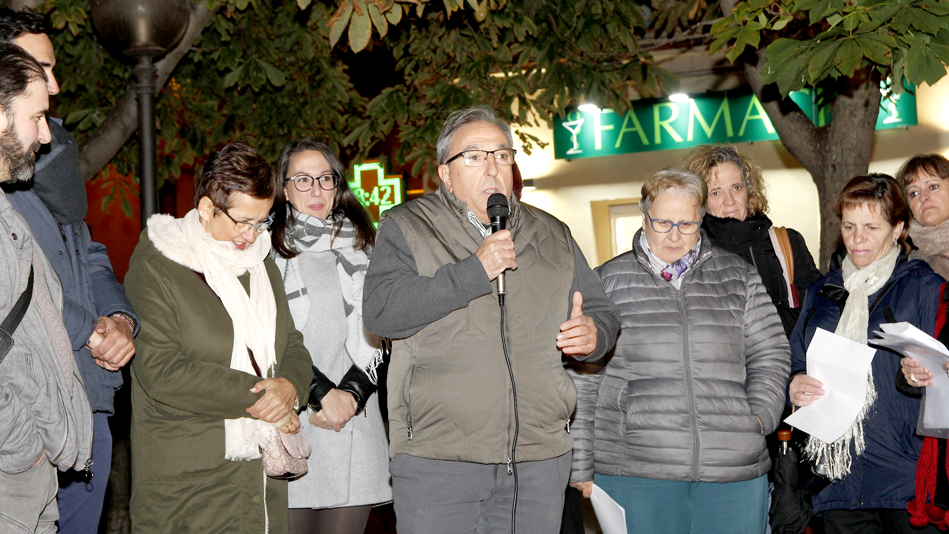 Miguel Ángel Tapias corresponde a las muestras de agradecimiento. / NEREA LLORENTE