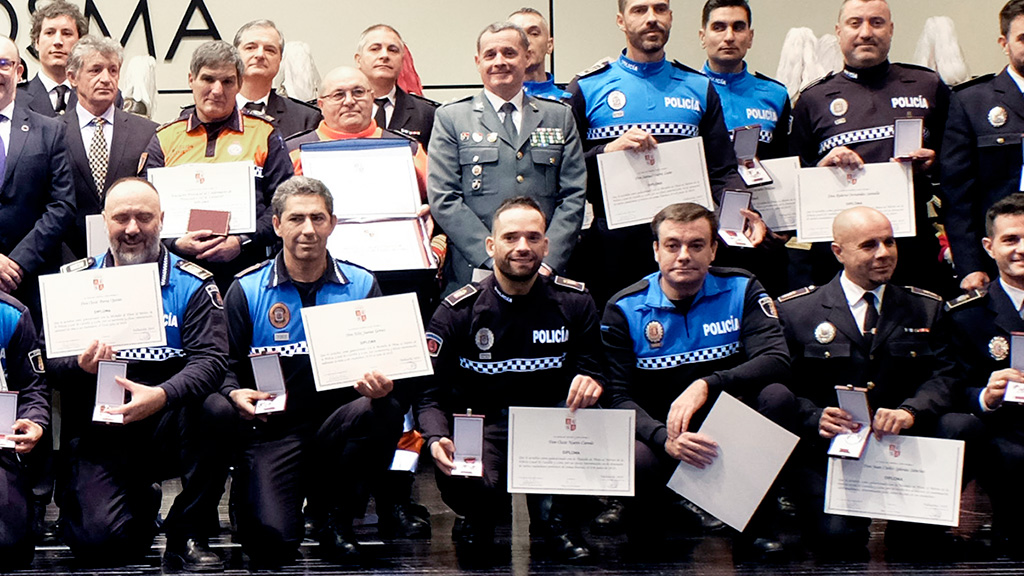 José Luis Ramírez Gómez, en el centro, junto a otros de los galardonados. / el adelantado